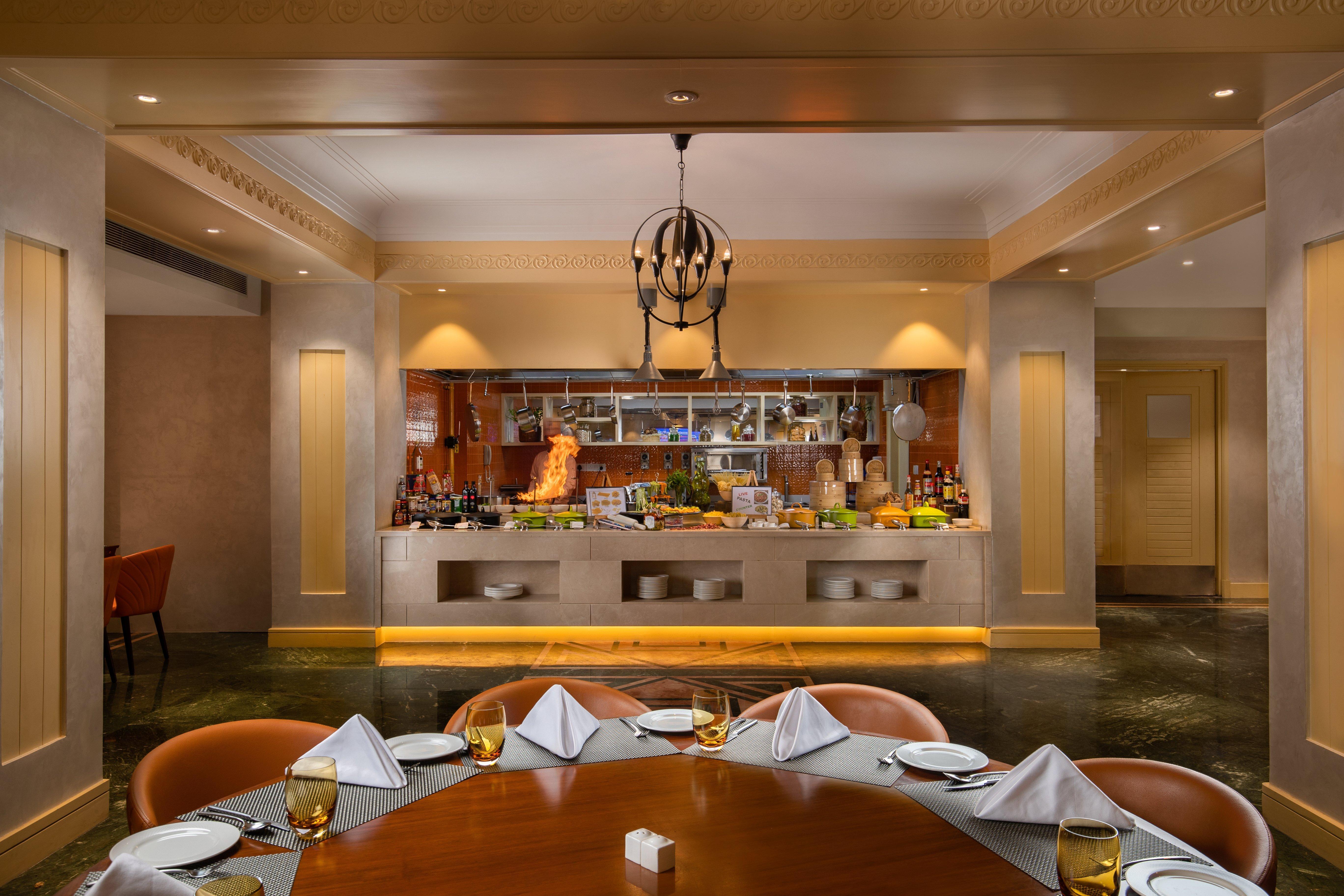 ホリデイ イン アーグラ Mg ロード エクステリア 写真 The open kitchen at the restaurant