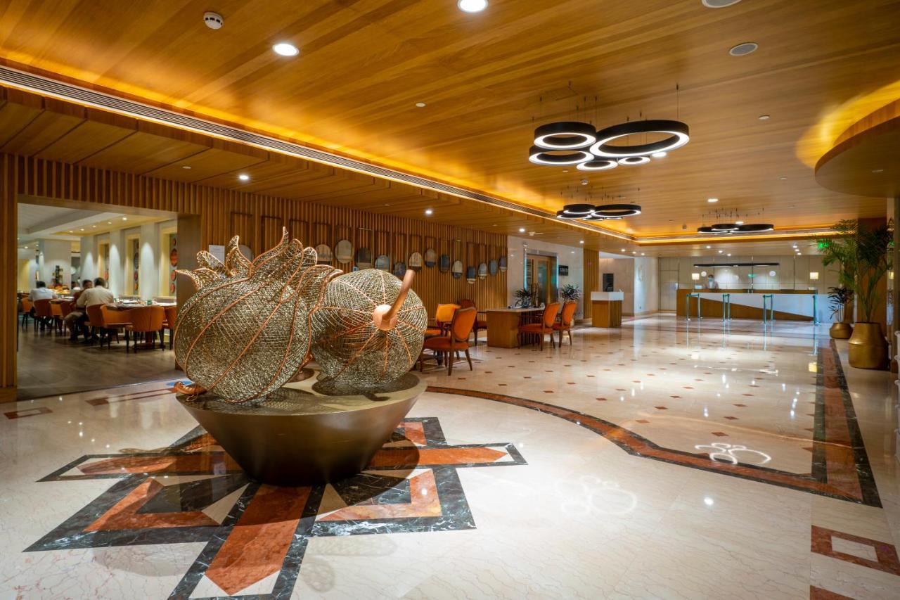 ホリデイ イン アーグラ Mg ロード エクステリア 写真 The lobby of the hotel