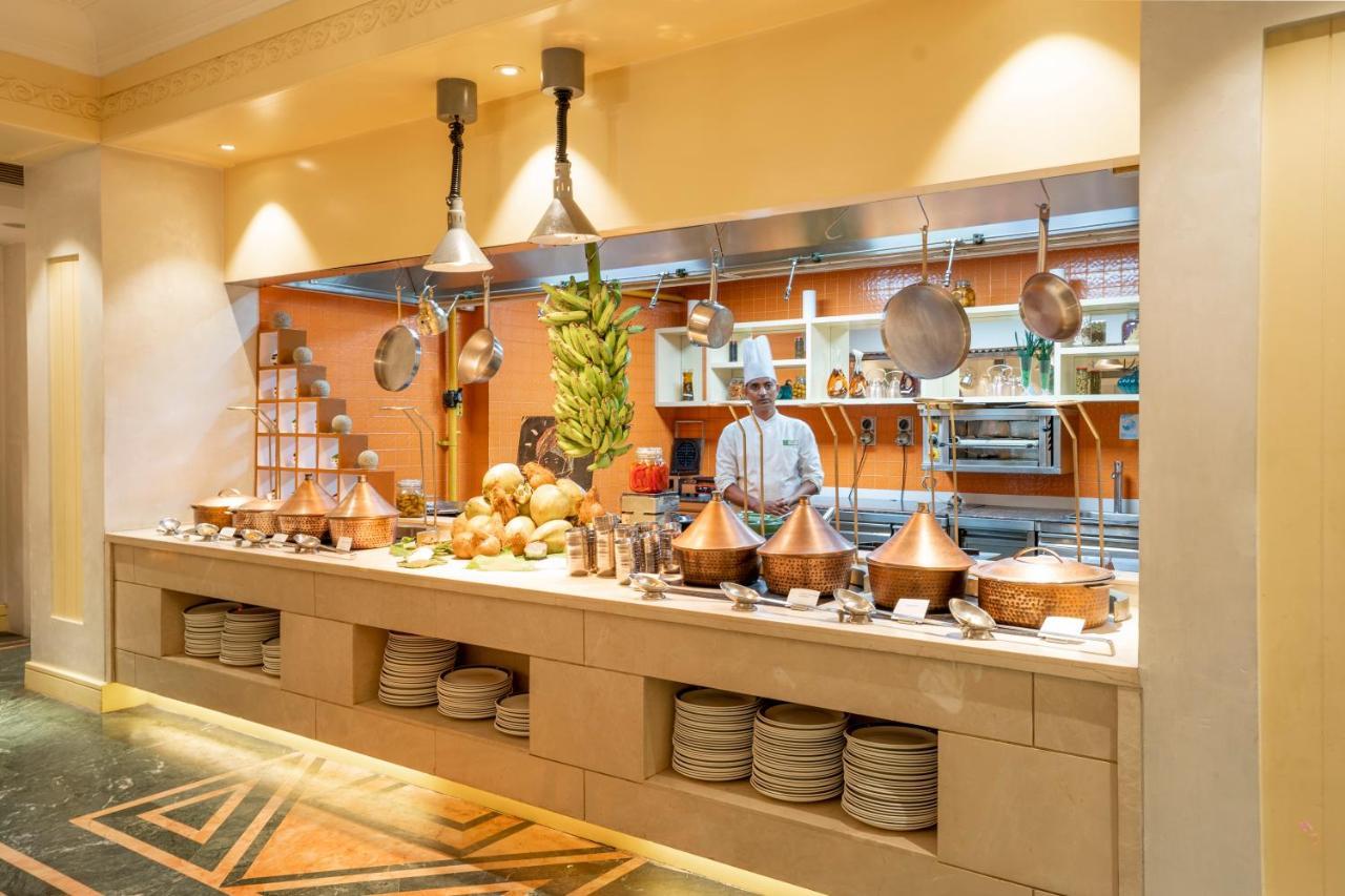 ホリデイ イン アーグラ Mg ロード エクステリア 写真 A buffet at a hotel