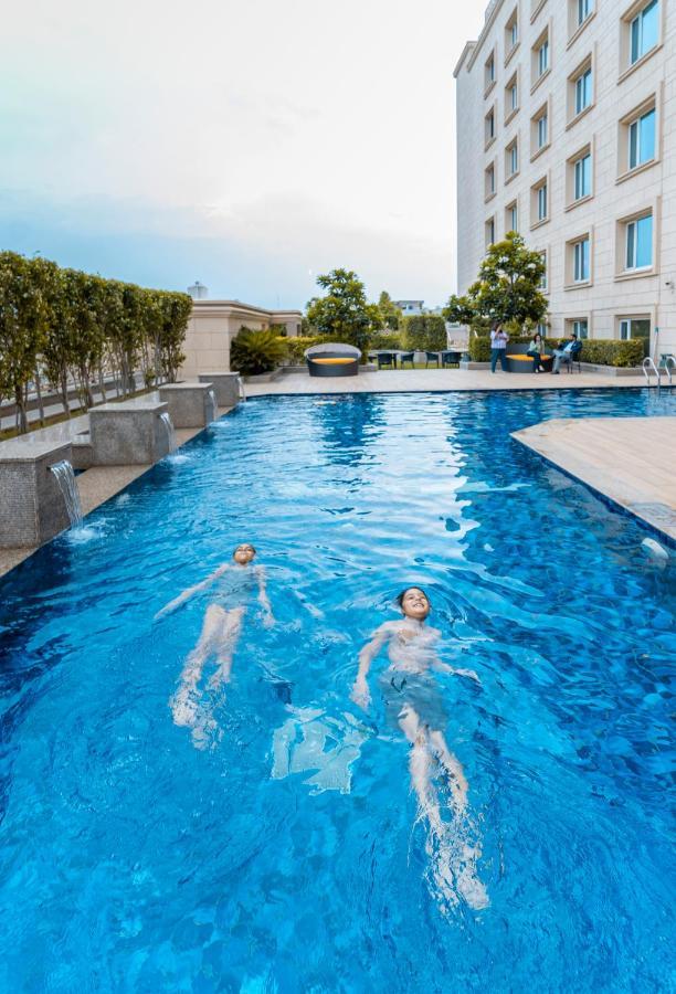 ホリデイ イン アーグラ Mg ロード エクステリア 写真 Swimming pool at the hotel