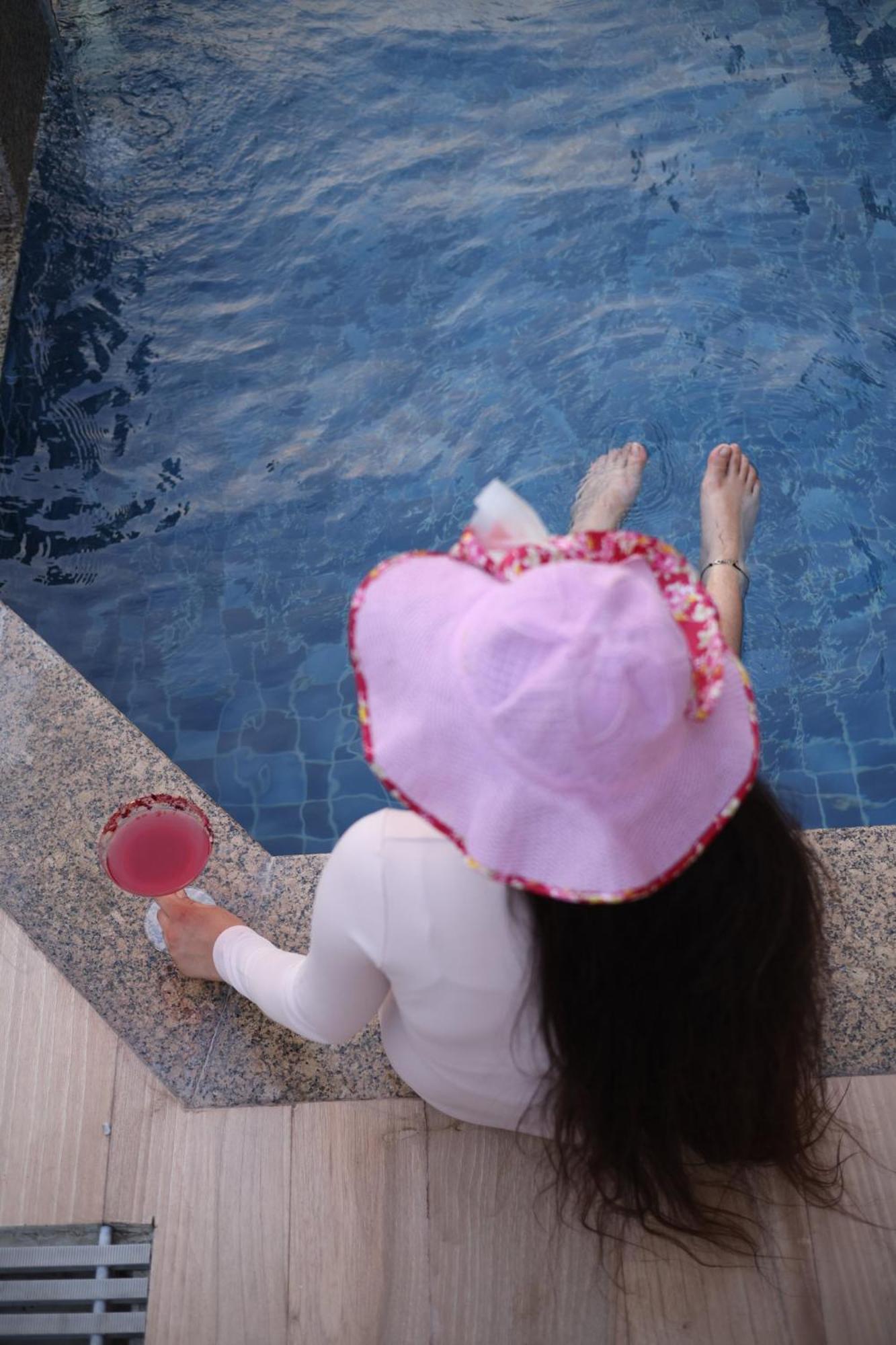 ホリデイ イン アーグラ Mg ロード エクステリア 写真 A woman in a pink dress